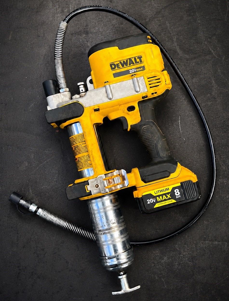 DEWALT 20V MAX Cordless Grease Gun w/ 8Ah Battery