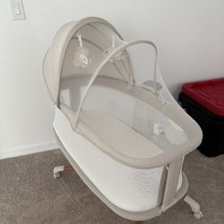 New Never Used Baby Delight Snuggle Automatic Bassinet