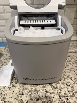 Frigidaire Countertop Ice Maker – Works Great – Includes Basket & Scoop