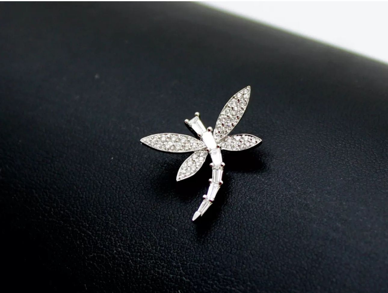 18K SOLID WHITE GOLD 0.81CT ROUND DIAMOND DRAGONFLY PENDANT