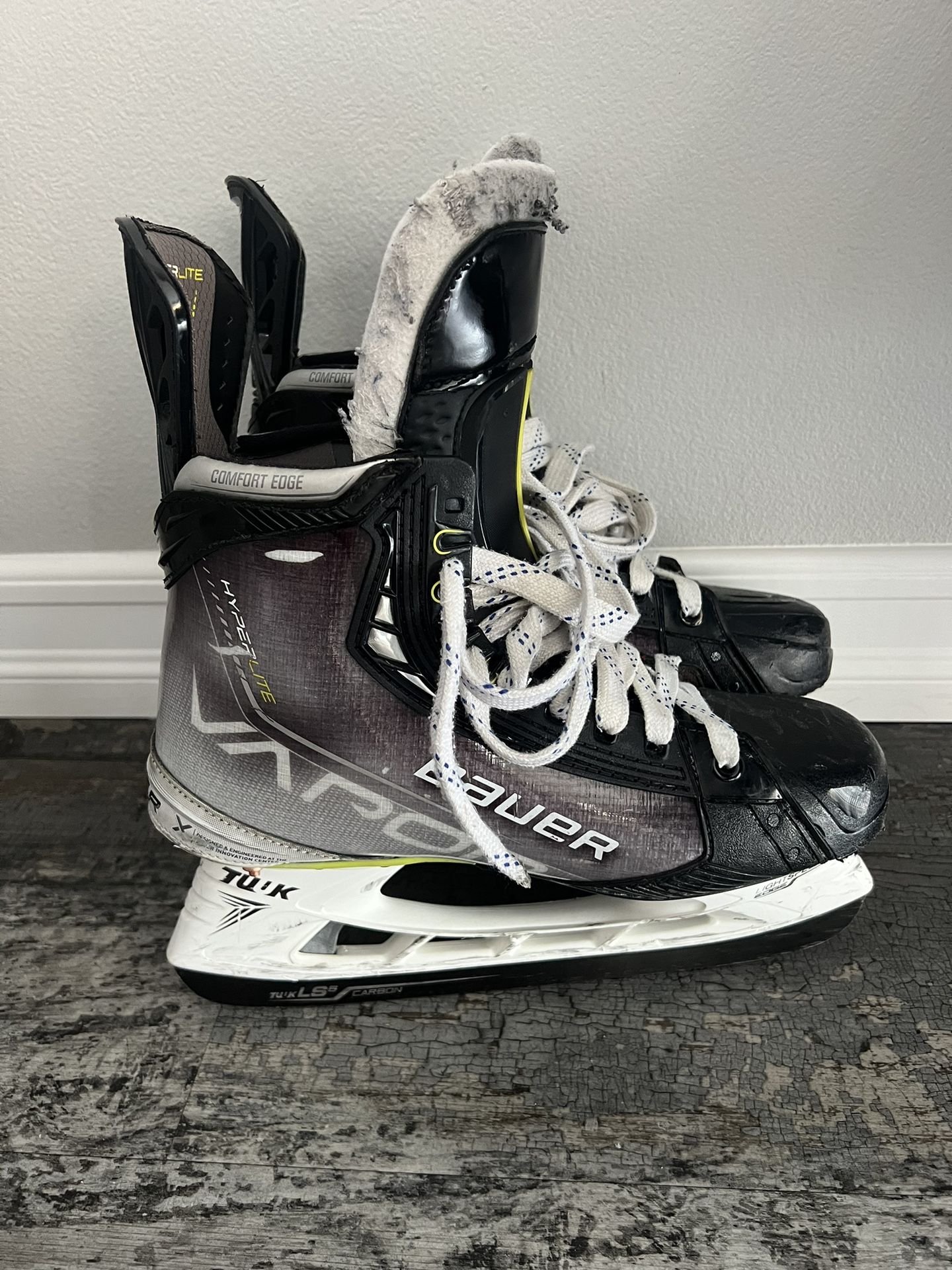 Bauer Vapor Hyper Lite Skates for Sale in Seal Beach, CA OfferUp