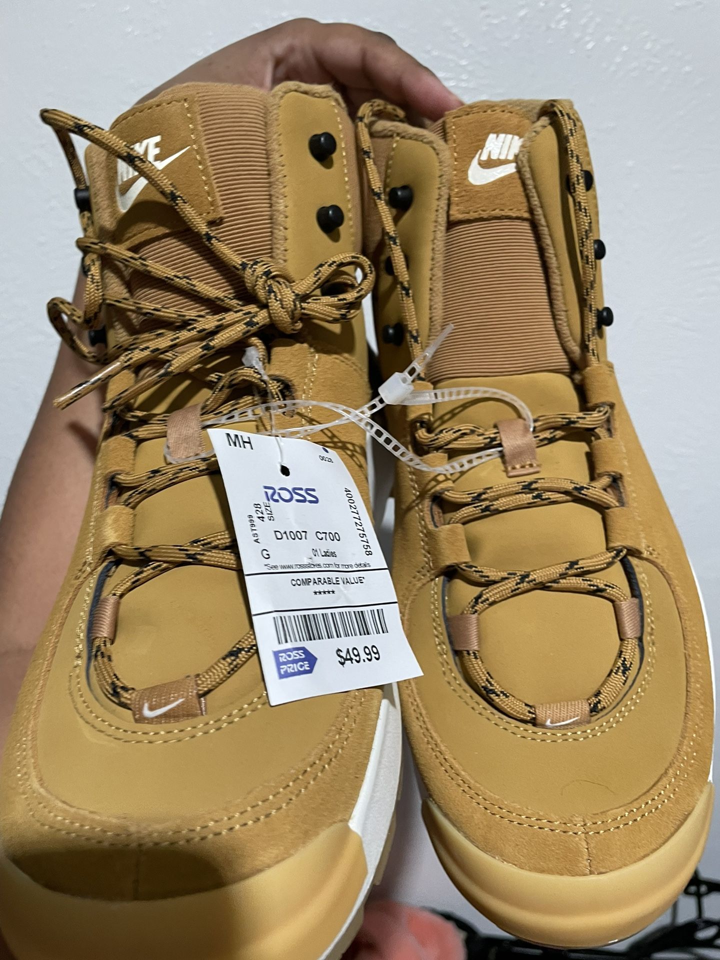 BRAND NEW - NIKE BOOTS WOMEN