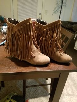 Short fringe boots