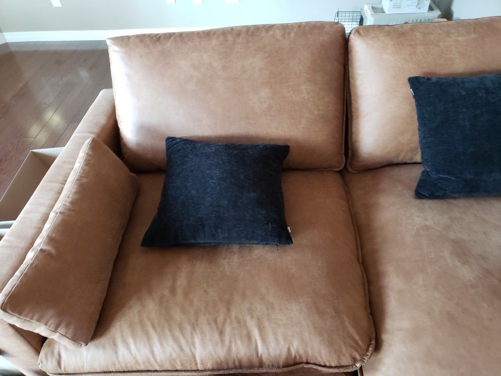 Stylish Brown Leather Sofa with Chaise & Cushions – Great Condition