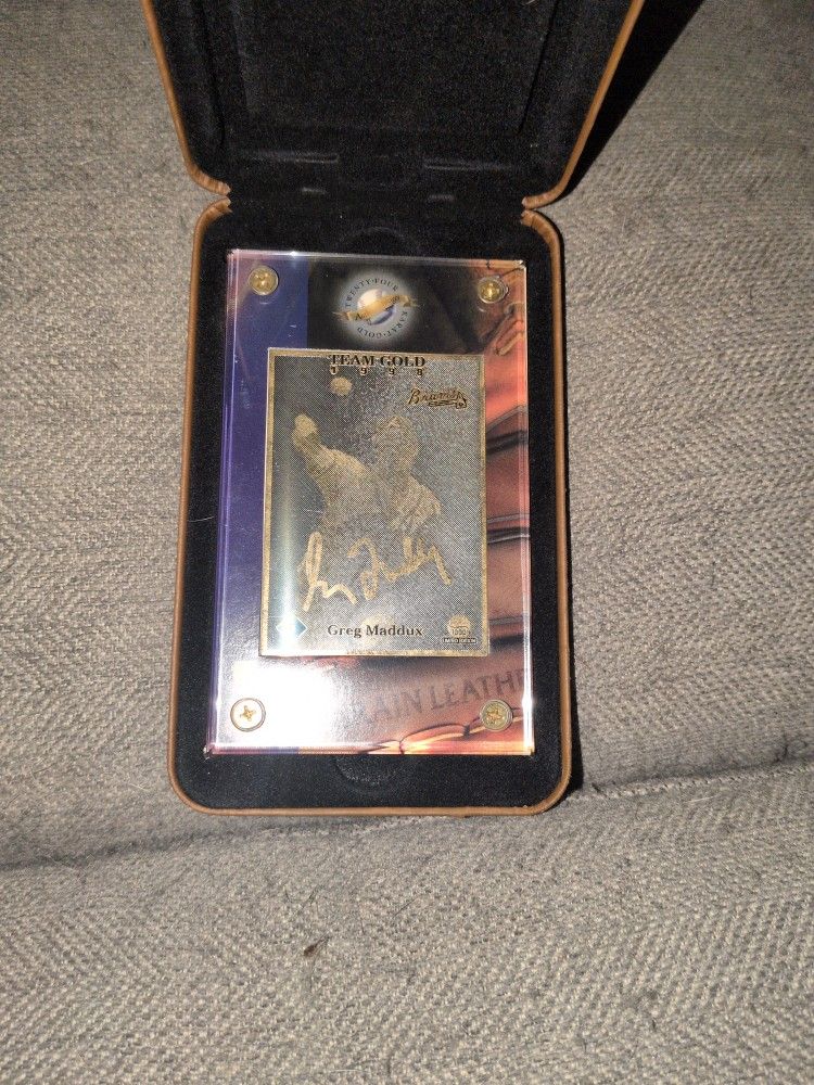 Collectable Gold Greg Maddux 1998 Sighed Baseball Card