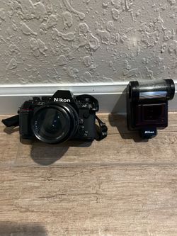 Nikon camera N2020 auto finder with Nikon flash with lens 35 to 70 mm