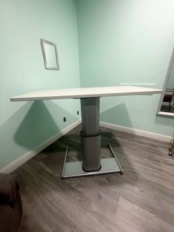 Airtouch Adjustable Height Work Table!!
