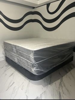 NEW MATTRESS KING SIZE PLUSH WIT BOX SPRING