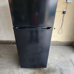 Nice New Condition Apartment Size Refrigerator Or Great Garage Refrigerator Works Excellent