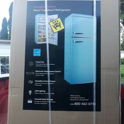 Brand New 10 Cubic Feet Refrigerator Turquoise In Color Brand New But Old Style