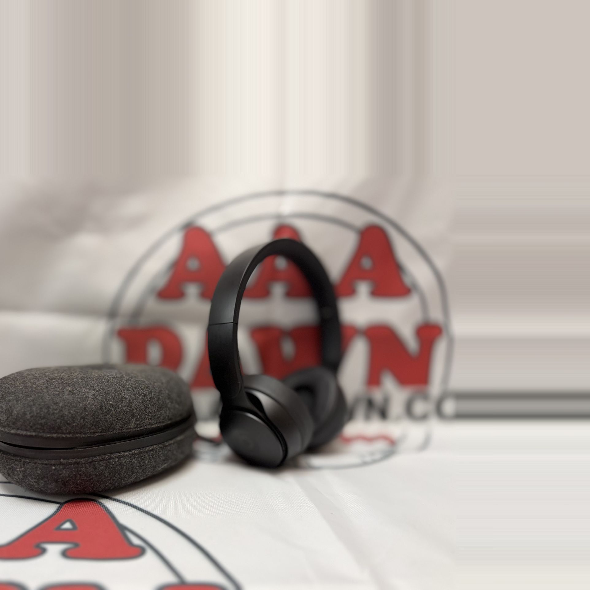 Apple A1881 Beats Bluetooth Solo Wireless On-Ear Headphones 11054772