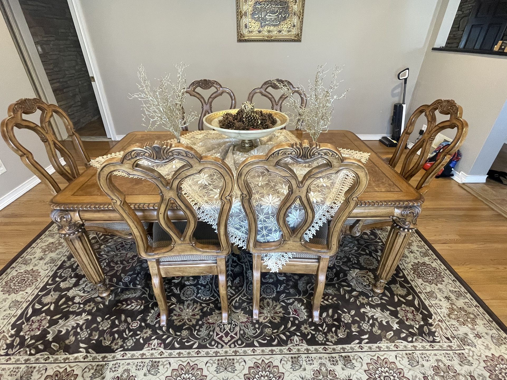 Luxurious Dining Table - 6 Chairs 