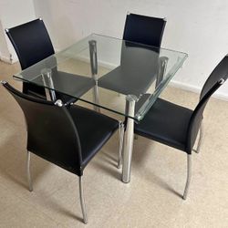 Square 4 CHAIR DINING TABLE