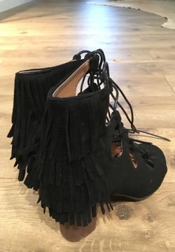 FRINGED LACE UP SIZE 9