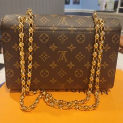 LV authentic Victoire chain bag for Sale in Phoenix, AZ - OfferUp