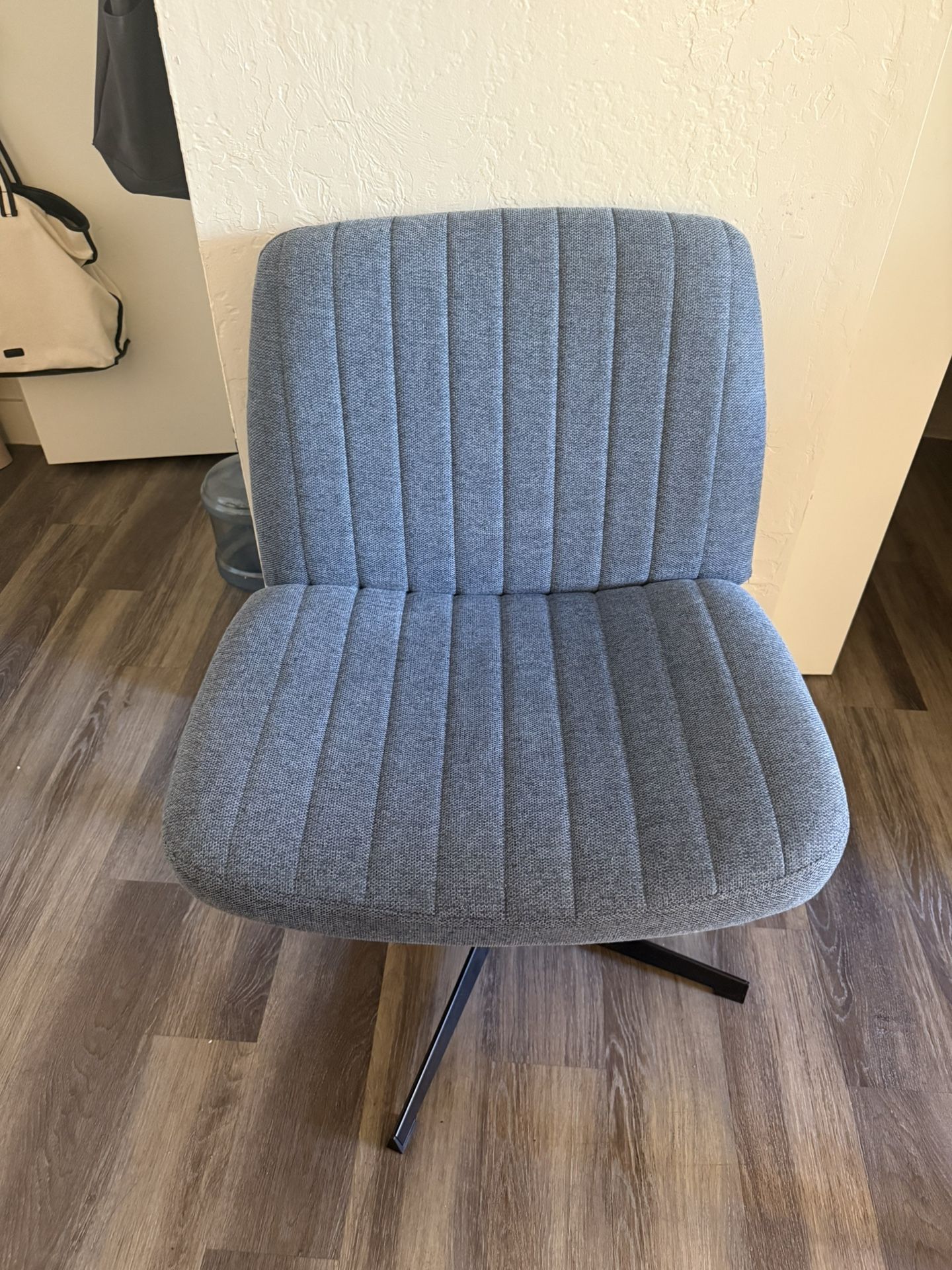 Cross-Leg / Wide Office Chair