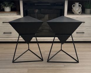 Set of 2 Modern Geometric End Table with Wooden Top and Metal Base, Unique Pyramid Side Table Plant Stand for Office, Living Room, Bedroom, Triangle, 
