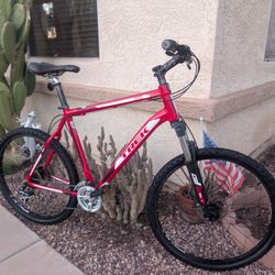 26"x2.0. TREK 3900 MENS MOUNTAIN BIKE (XL). ALUMINUM 24 SPEEDS. EXCELLLENT CONDITION FRESHLY TUNE UP 👌🏼