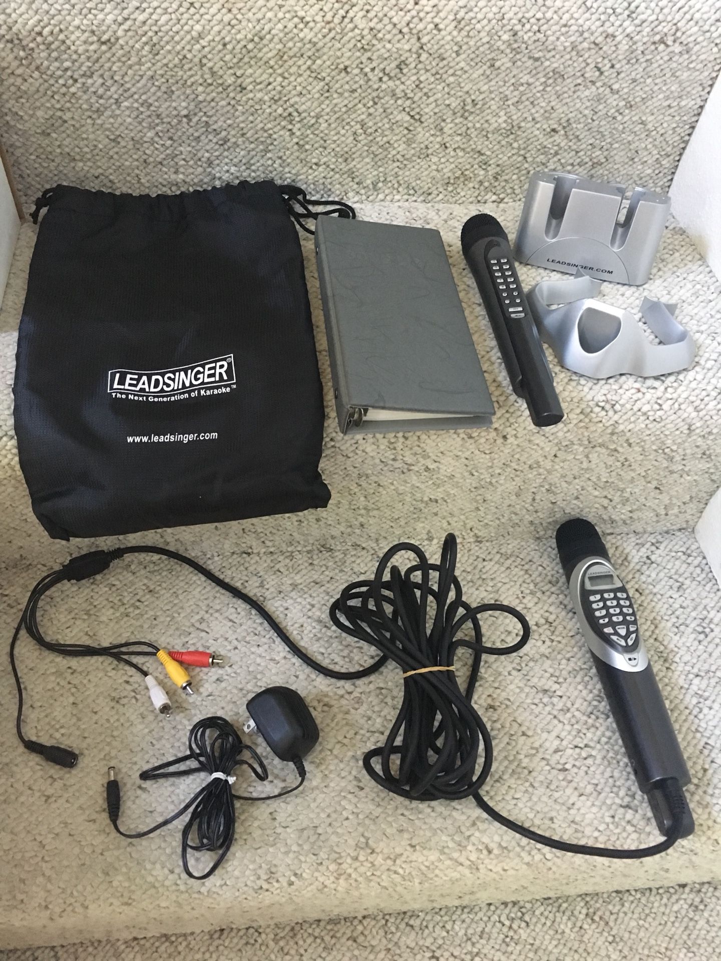 LEADSINGER LS-3700 KARAOKE WITH 2220 BUILT-IN SONGS AND ADDITIONAL CORDLESS MICROPHONE.
