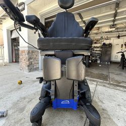 Q700M full hydraulic wheelchair quickie