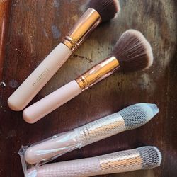 New Makeup Brushes. Set of 2 $8 Firm