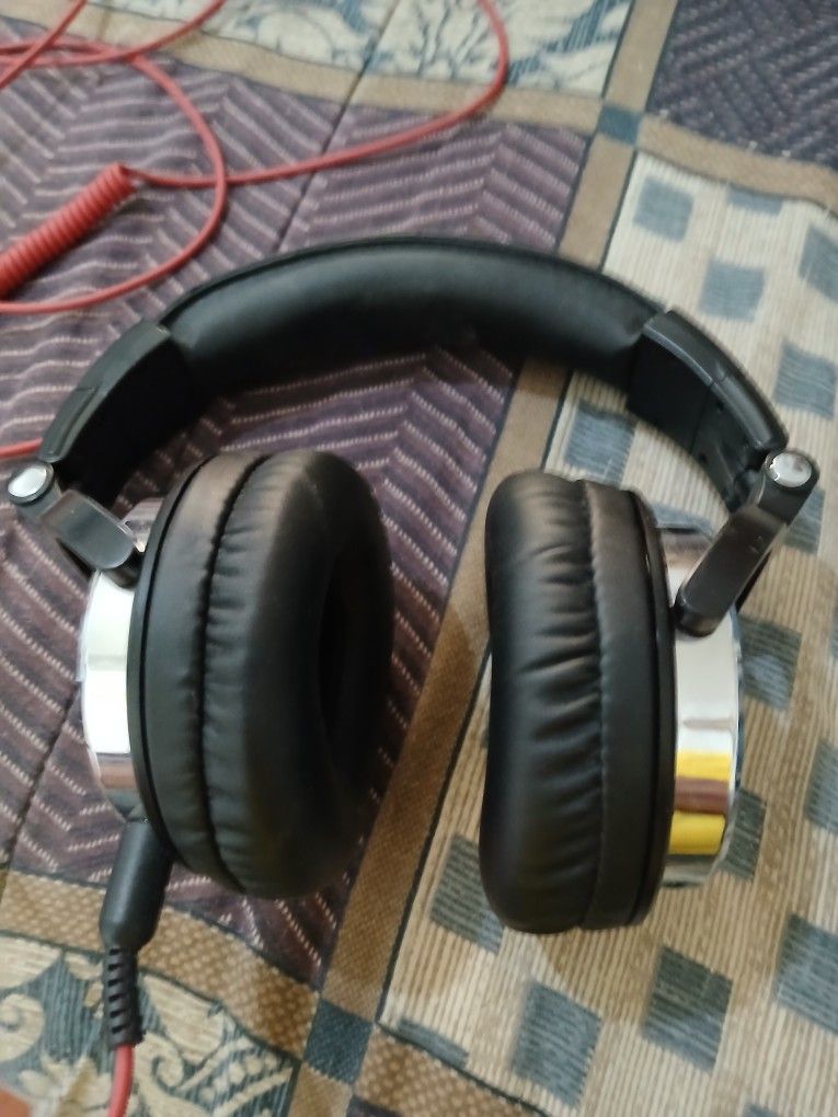 One Odio Headphones In Excellent Condition 