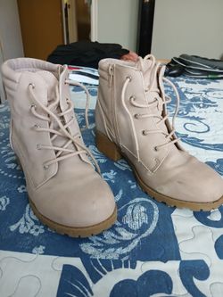 Boots size 5M