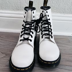 Doc Martens white boots size 8 womens like new