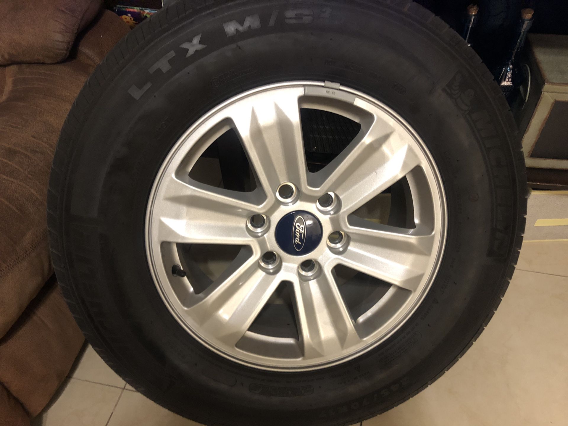 4 wheels and tires Ford F150, use 30.000 milles in great condition 245 70 R17 -Neumáticos con Rines original de Ford F150 Marca Michelin solo uso 30