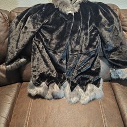 $20 Costume Black Cloak Fleece With Faux Fur