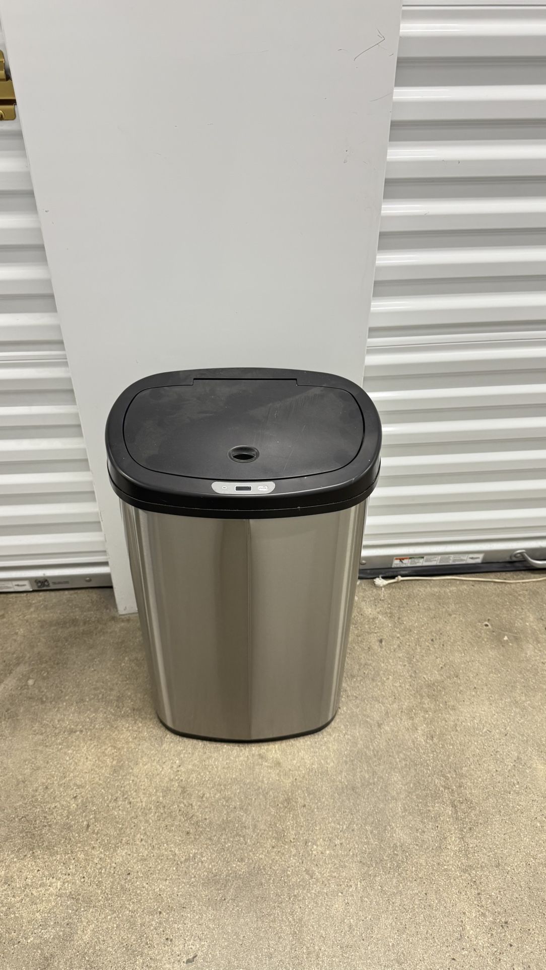 Aluminum trash can with sensor