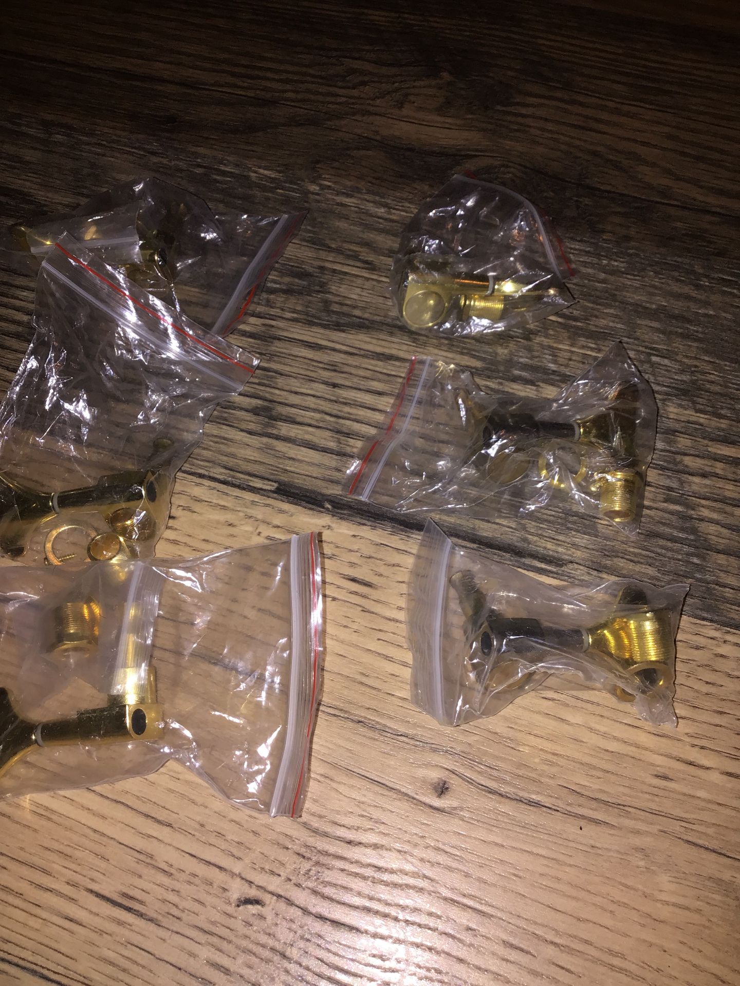 Gold bass guitar tuning pegs (3 L, 3 R)