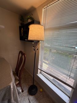 Floor Lamp with Decorative Metal Vine