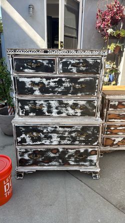 Gorgeous vintage dresser set