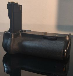 Meike MK-60D Battery Grip Vertical-Shooting Function Double Power for Canon EOS 60D