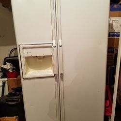 GE Frost Free 30 Cubic Foot Refrigerator 