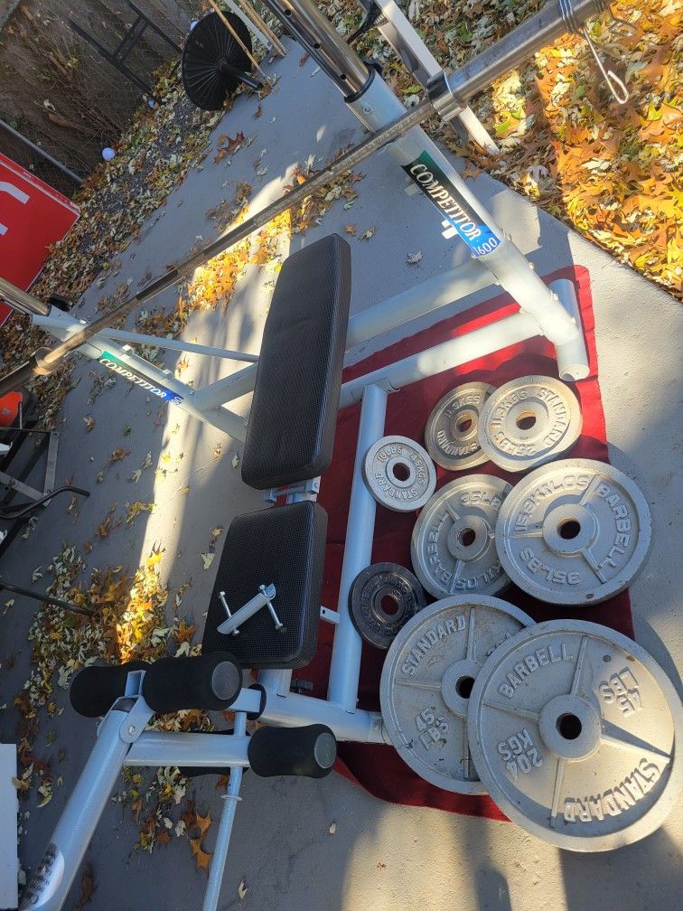 OLYMPIC WEIGHT BENCH LEG EXTENSION ADJUSTABLE INCLINE AND BAR HEIGHT. 7' 45LB BAR WITH CLIPS 230LBs 2-45s. 2-35s. 2-25s 2-10s
11525 S