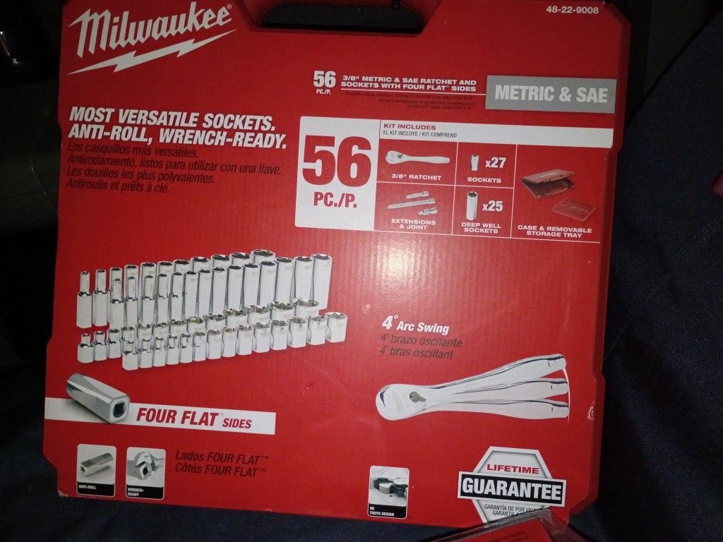 MILWAUKEE 54 PC 3/8" METRIC AND SAE SOCKET AND RATCHET