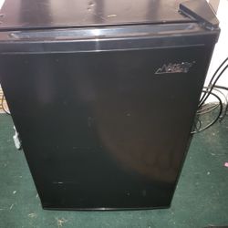 Arctic King Mini Fridge 