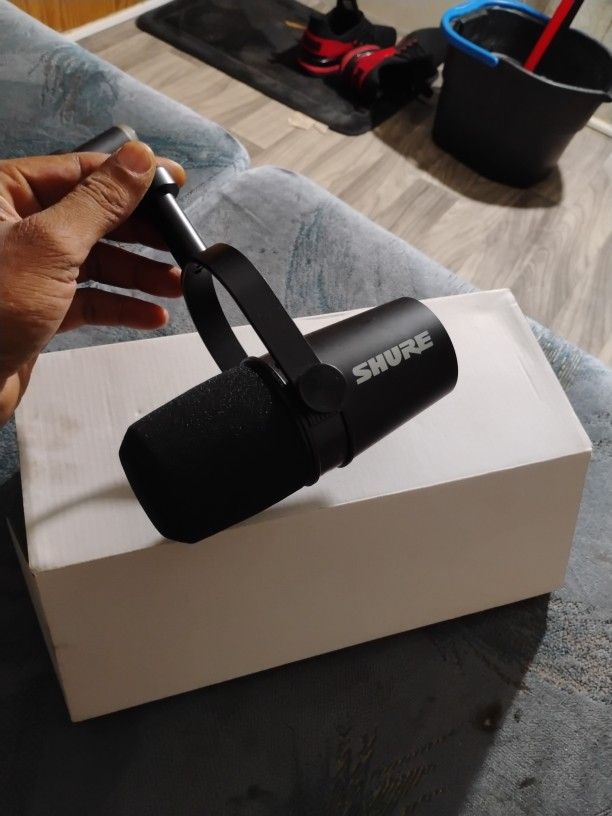 MV7 PODCAST MICROPHONE (BRAND NEW) STILL IN BOX