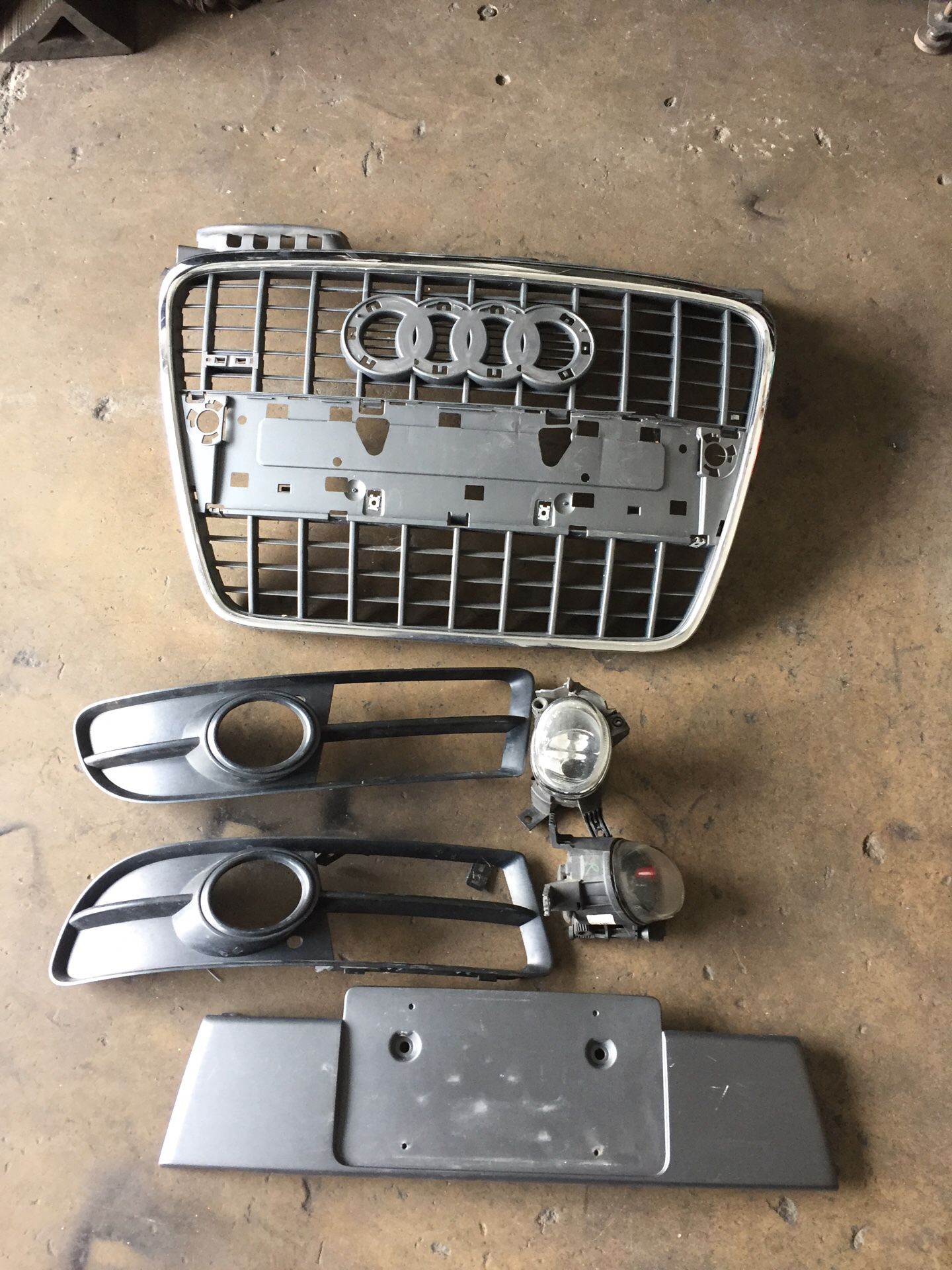 07 up Audi A4 parts only fog lights and covers, grill and license plate holder sold