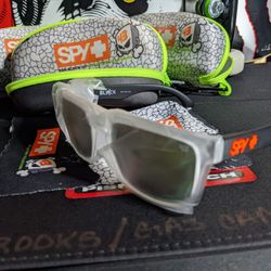 Orange Letting Spy Helms