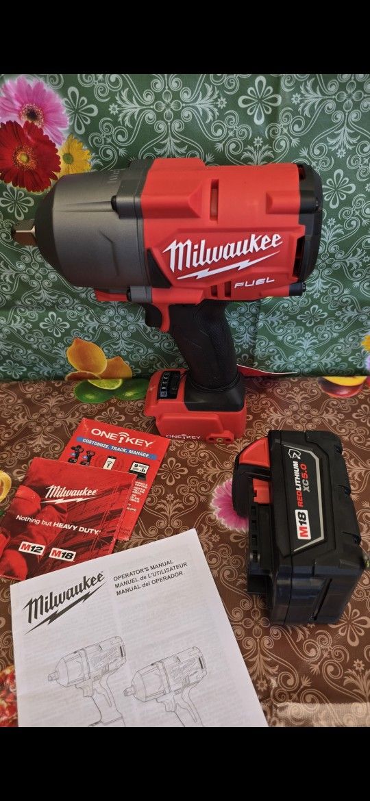 Milwaukee
M18 FUEL ONE-KEY 18V Lithium-Ion Brushless Cordless 1/2 in. Impact Wrench with extended capacity 5.0AH Resistant Battery
