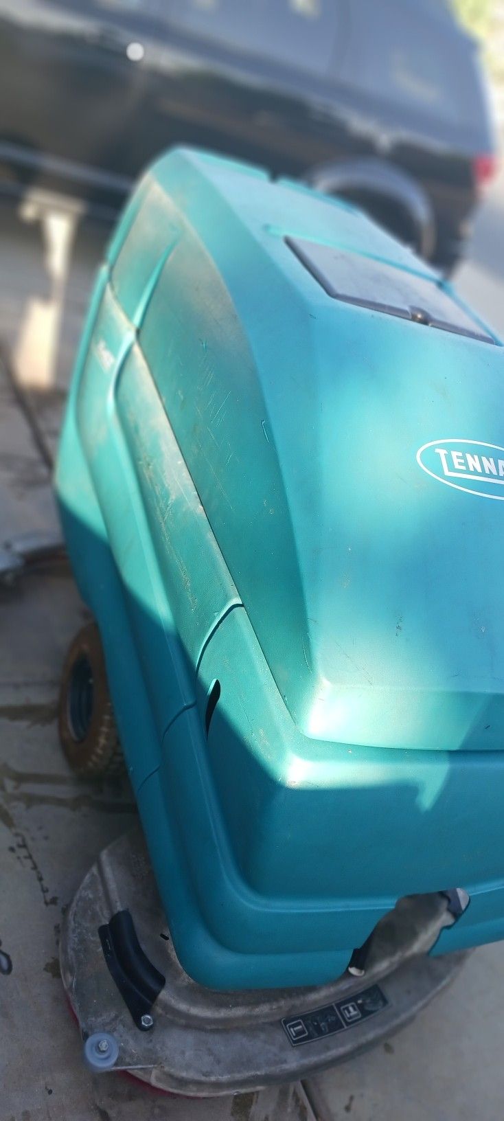 TENNANT 5680 H.D. Floor SCRUBBER