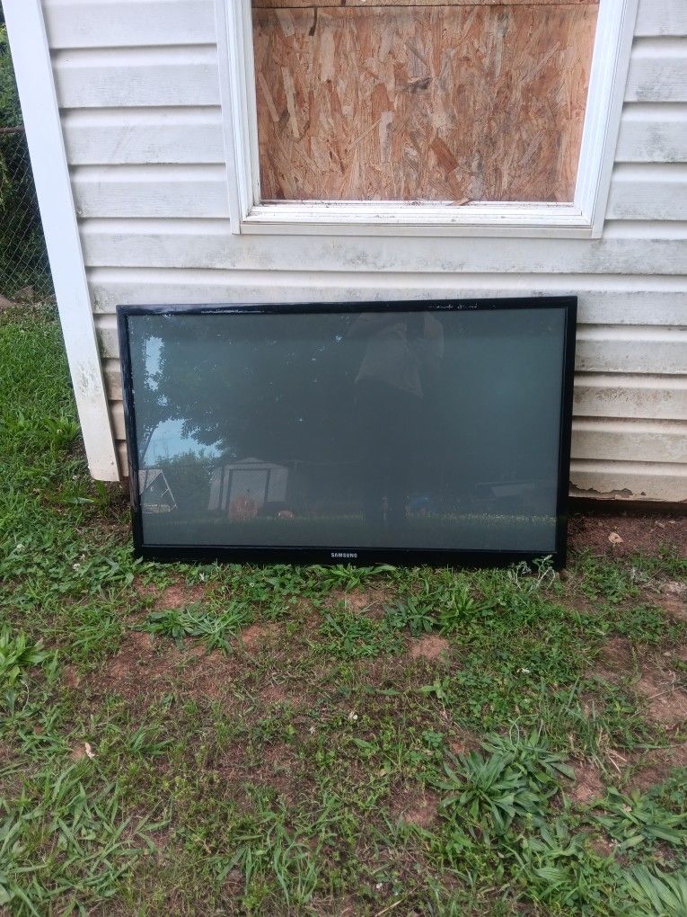 50' Samsung TV w/Roku Stick