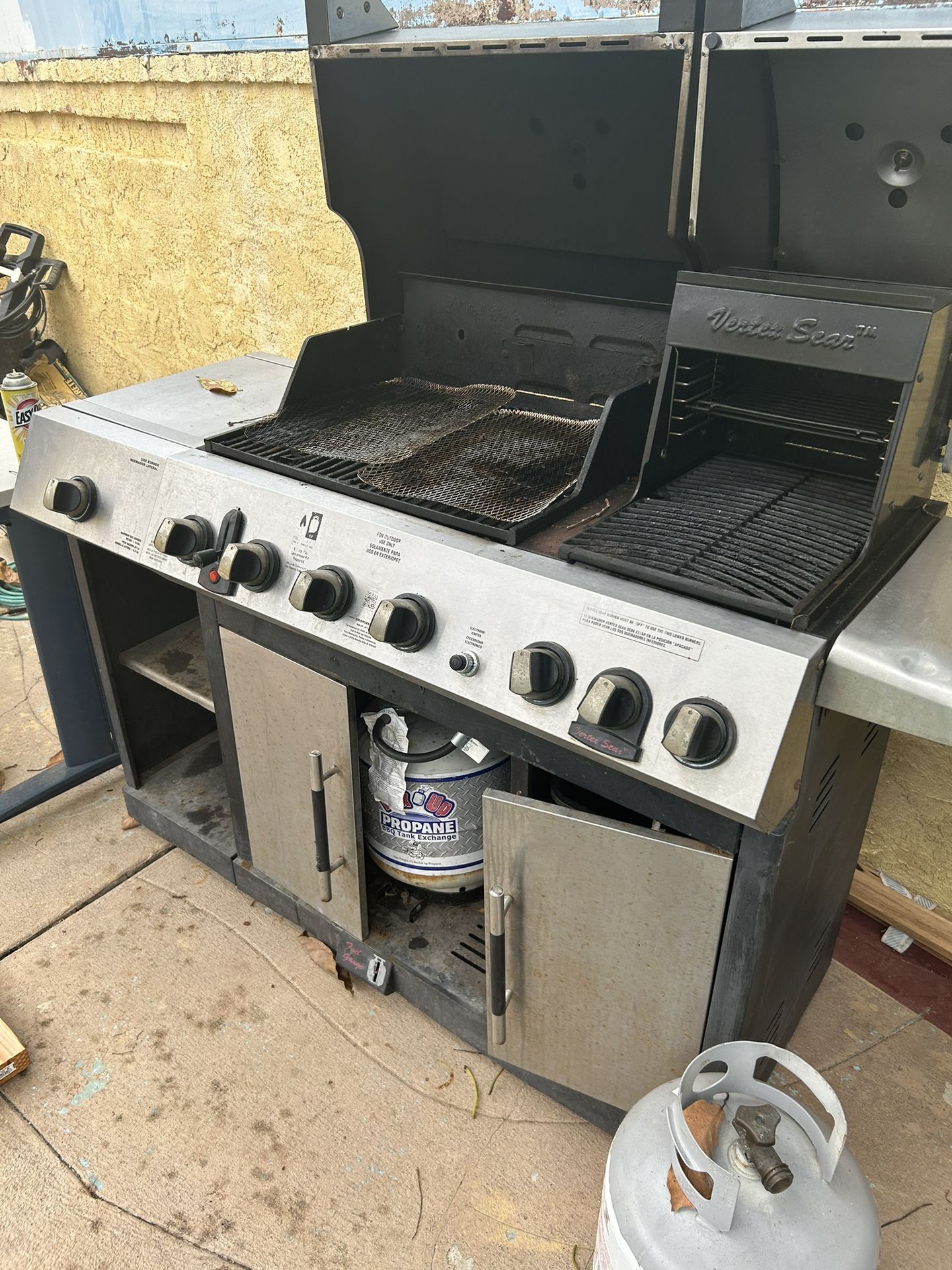 Brinkman Vertex Sear Gas Grill on wheels, with hidden side burner, gas tank and cover