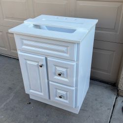 25x22 WHITE VANITY  W TOP NEW 
