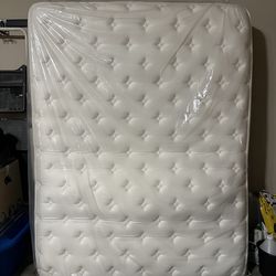 Queen Sized Memory Foam Mattress (Dimensions: 60” x 80” x 14”)