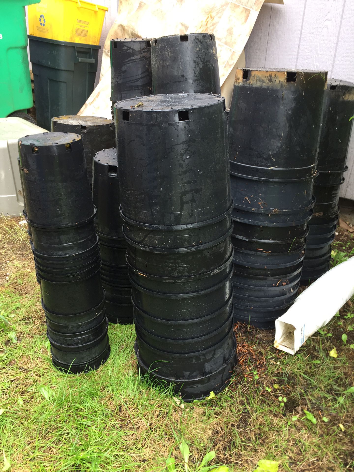 Nursery pots/ growing pots / outdoor pots / greenhouse pots