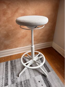 Artist's stool, adjustable-height